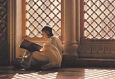 Pilgrim reading the Holy Quran Click to view high resolution version